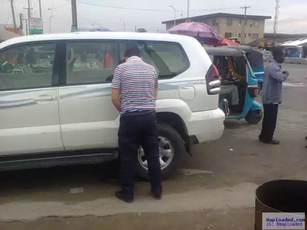 See What This Shameless White Man Was Spotted Doing in a Busy Warri Junction (Photos)